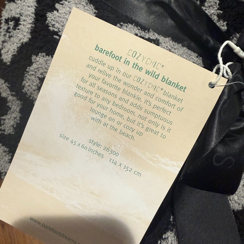 NWT! Barefoot Dreams Cozy Chic Barefoot in the Wild Throw 45 x 60 - Picture 2 of 3